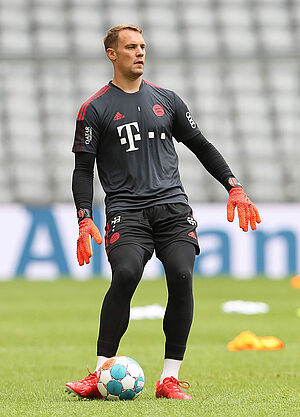 Manuel Neuer mit den neuen adidas Handschuhen
