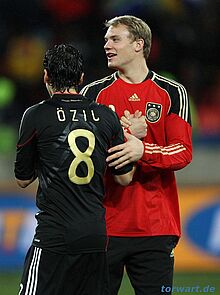 <div class=bu>Neuer freut sich mit Özil (firo)</div>