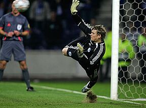 Manuel Neuer mit zwei gehaltenen Elfmetern (firo)