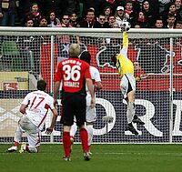 Schwieriges Spiel für Sven Ulreich (firo)